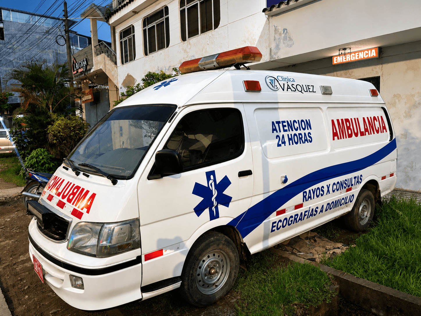 Ambulancia de Clínica Vásquez para atención de emergencias en Tingo María